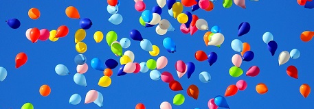 Bunte Ballons fliegen in den Himmel