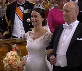 Sofia mit Vater als Brautführer auf dem Weg zum Altar